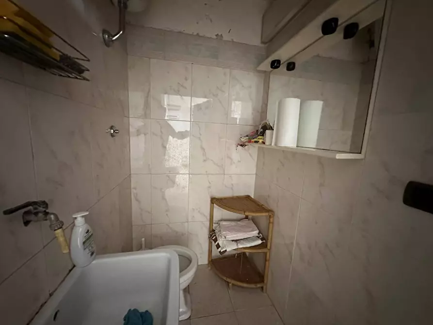 Immagine 13 di Negozio in affitto  in Via Colombo a Caserta