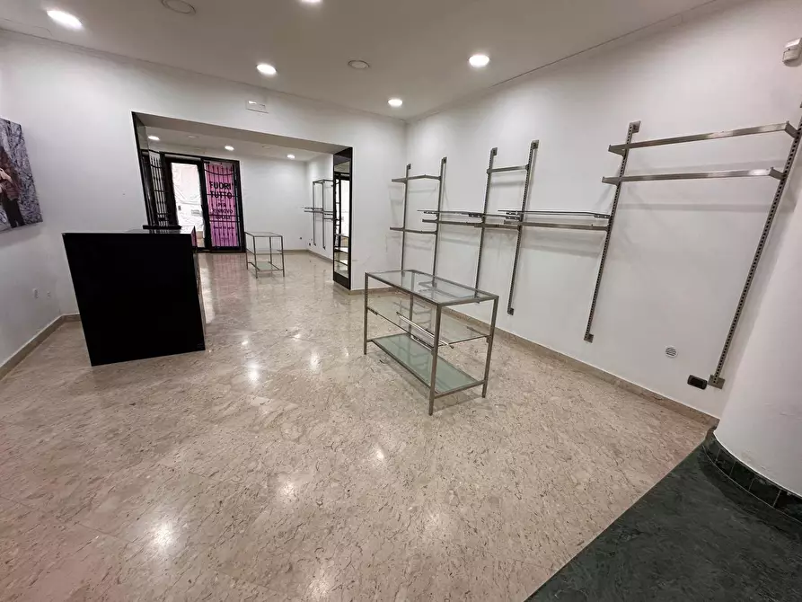 Immagine 11 di Negozio in affitto  in Via Colombo a Caserta