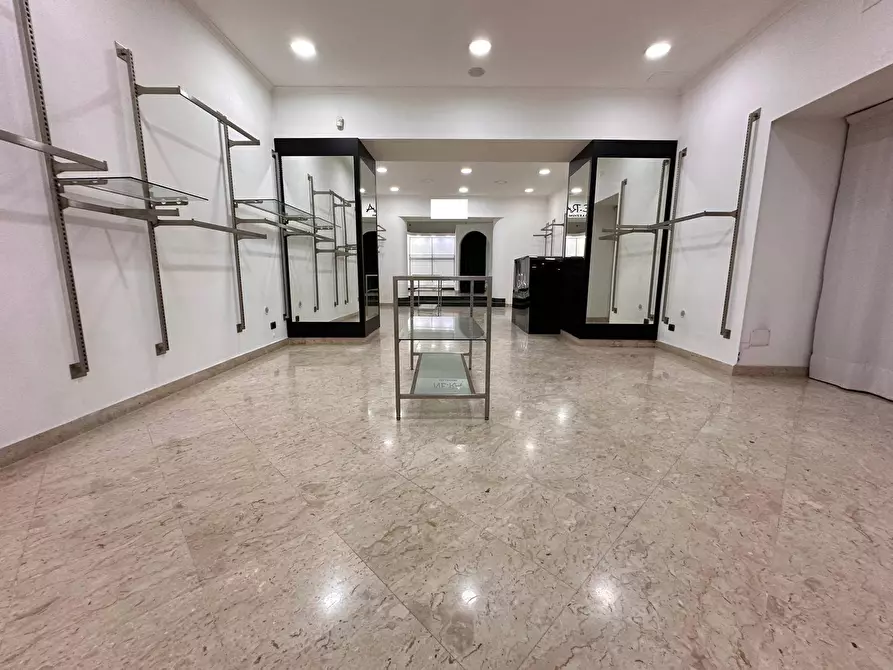 Immagine 4 di Negozio in affitto  in Via Colombo a Caserta