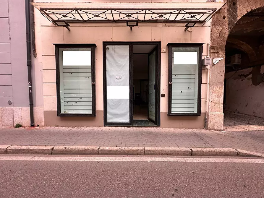 Immagine 12 di Negozio in affitto  in Via Colombo a Caserta