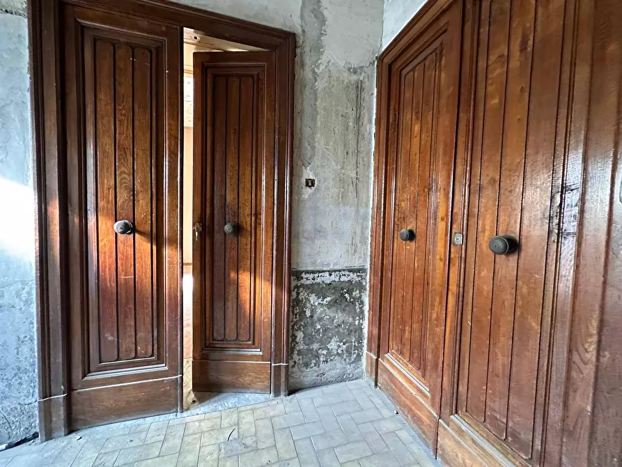 Immagine 12 di Palazzo in vendita  in Via Roma a Melito Di Napoli