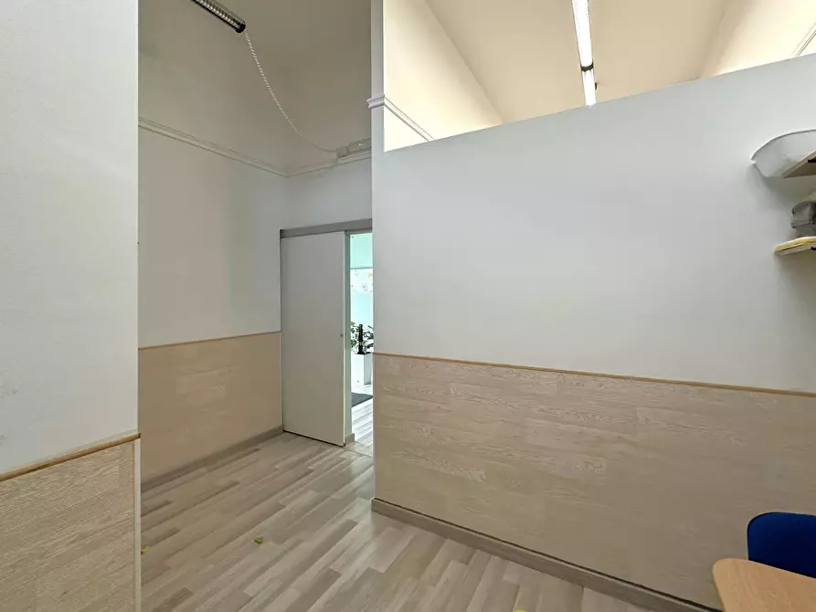 Immagine 10 di Negozio in affitto  in Via Antonio Izzi De Falenta a Catanzaro