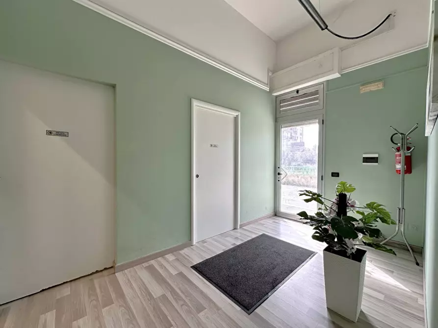 Immagine 13 di Negozio in affitto  in Via Antonio Izzi De Falenta a Catanzaro