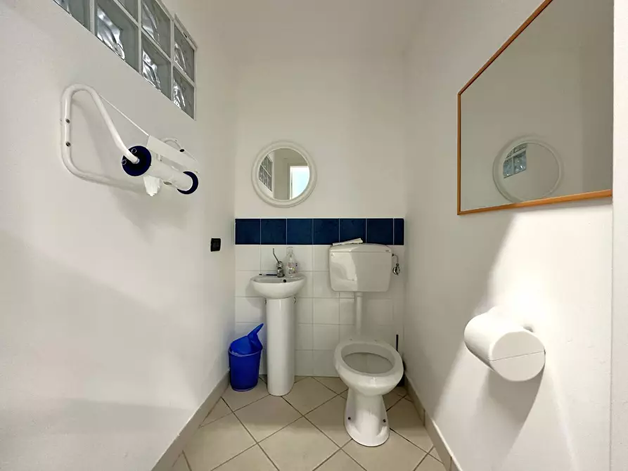 Immagine 11 di Negozio in affitto  in Via Antonio Izzi De Falenta a Catanzaro