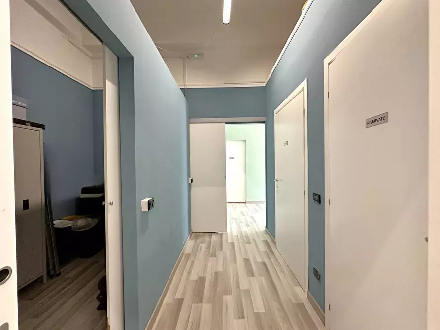 Immagine 12 di Negozio in affitto  in Via Antonio Izzi De Falenta a Catanzaro