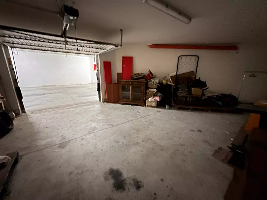 Immagine 2 di Box auto in vendita  in Via Antonello da Caserta a Caserta