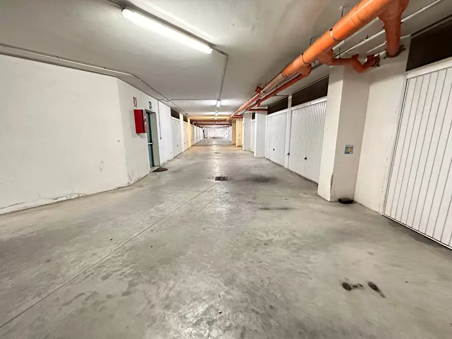 Immagine 5 di Box auto in vendita  in Via Antonello da Caserta a Caserta