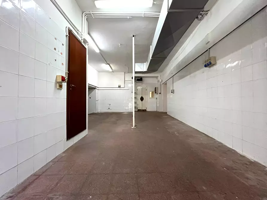 Immagine 7 di Negozio in vendita  in Via Vincenzo De Grazia a Catanzaro