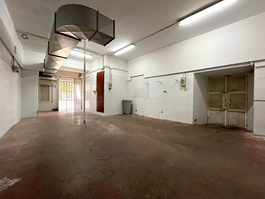 Immagine 12 di Negozio in vendita  in Via Vincenzo De Grazia a Catanzaro