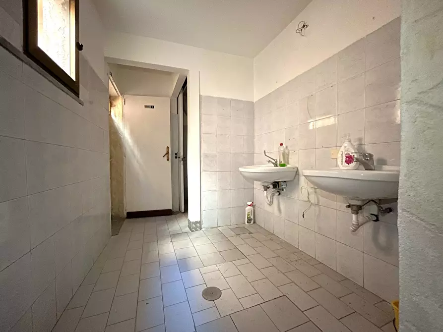 Immagine 14 di Negozio in vendita  in Via Vincenzo De Grazia a Catanzaro