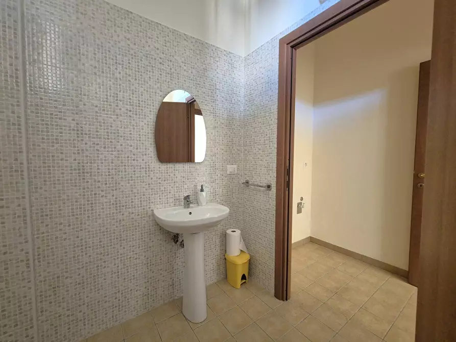 Immagine 8 di Ufficio in affitto  in Viale Crotone a Catanzaro