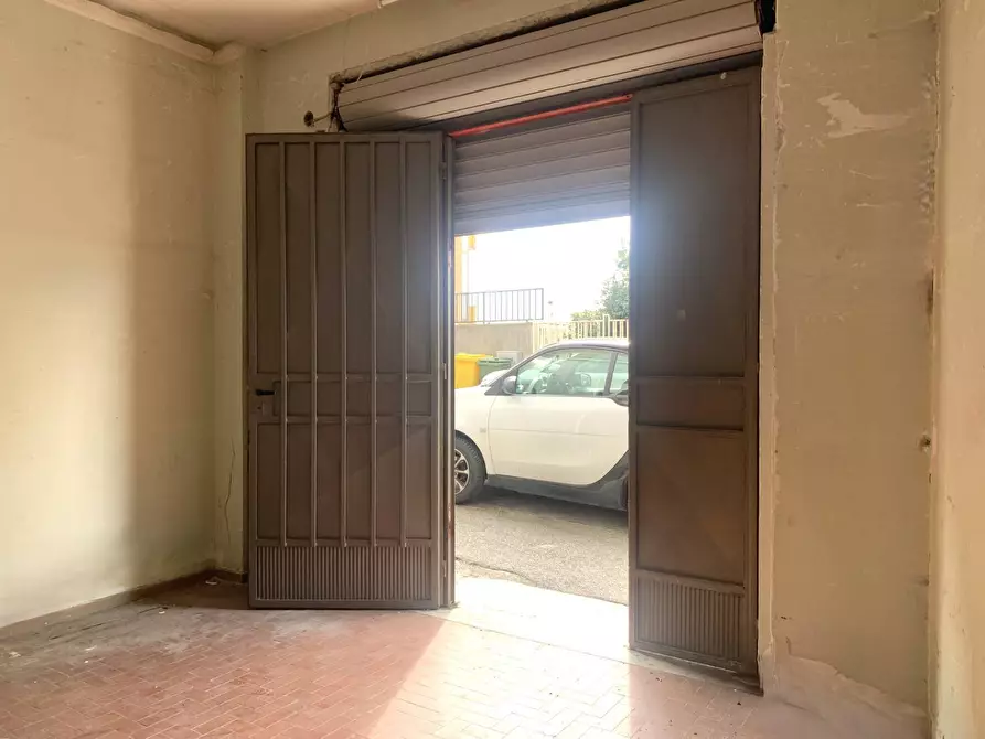 Immagine 3 di Magazzino in vendita  in Via Francesco Crispi a Catanzaro