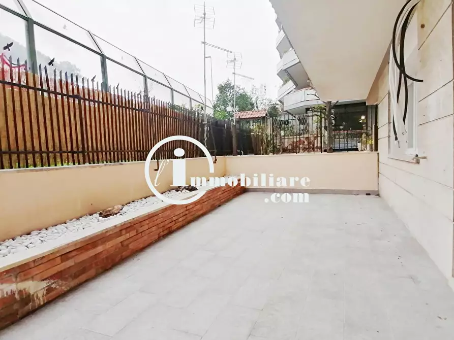 Immagine 3 di Appartamento in vendita  in Via Della Farnesina a Roma