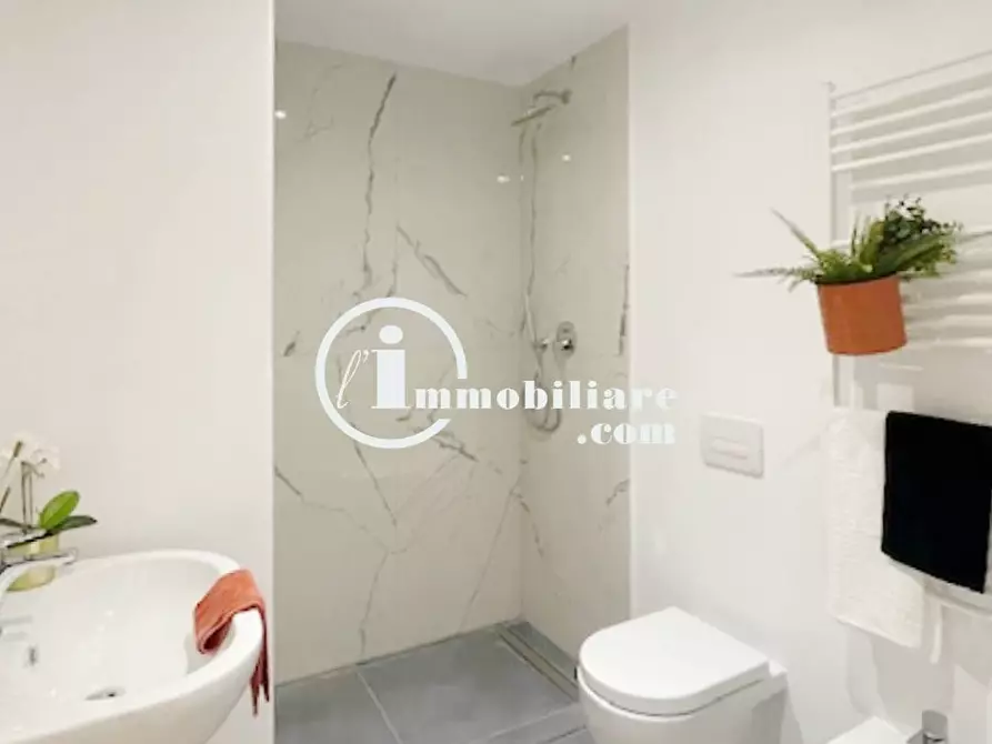 Immagine 4 di Appartamento in vendita  in Via Della Farnesina a Roma