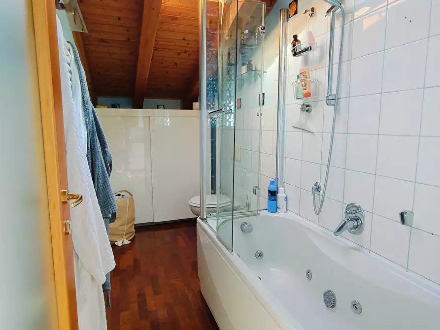 Immagine 11 di Appartamento in vendita  in Via Gian Lorenzo Bernini a Besnate