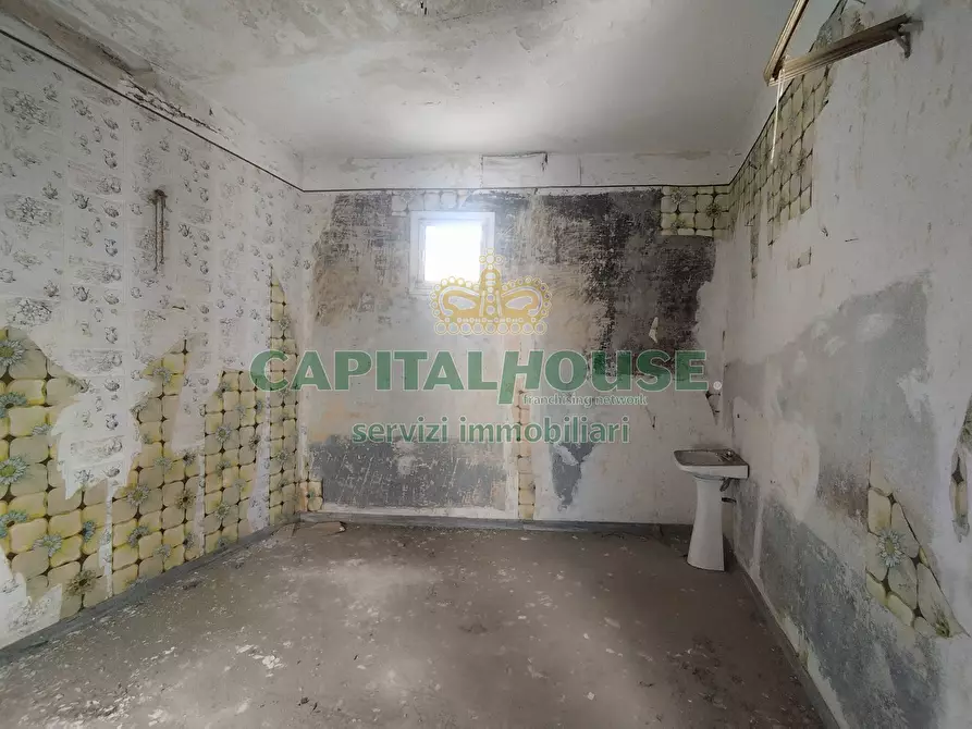 Immagine 11 di Casa indipendente in vendita  a Vitulazio