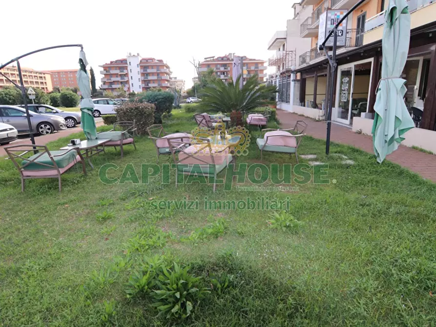 Immagine 30 di Attività commerciale in vendita  a San Nicola La Strada