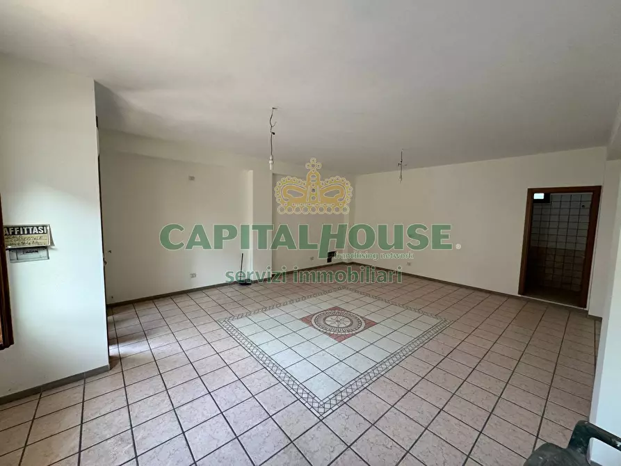 Immagine 9 di Locale commerciale in affitto  a Sperone