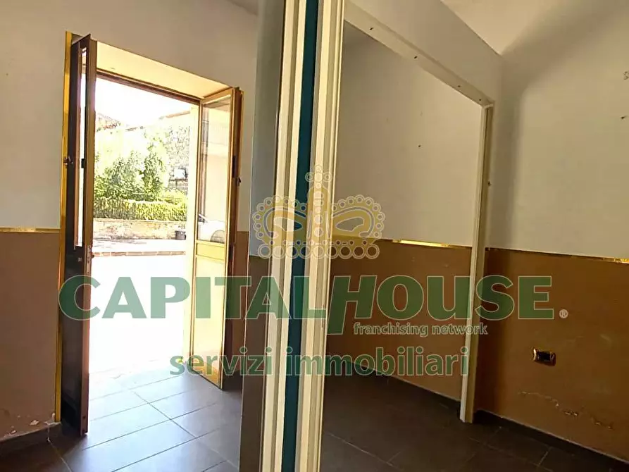 Immagine 27 di Locale commerciale in affitto  a Capua