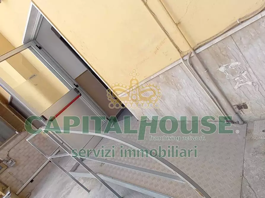 Immagine 28 di Locale commerciale in affitto  a Capua