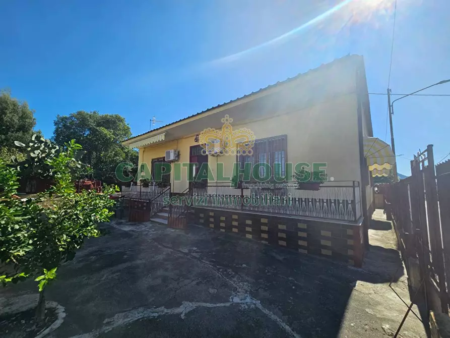 Immagine 10 di Villa in vendita  a Vitulazio