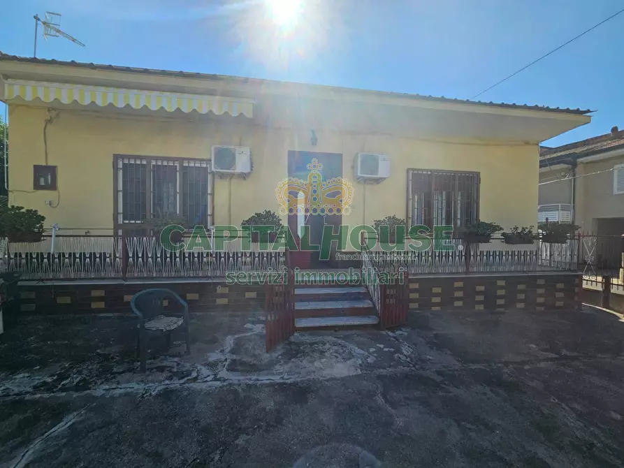 Immagine 11 di Villa in vendita  a Vitulazio