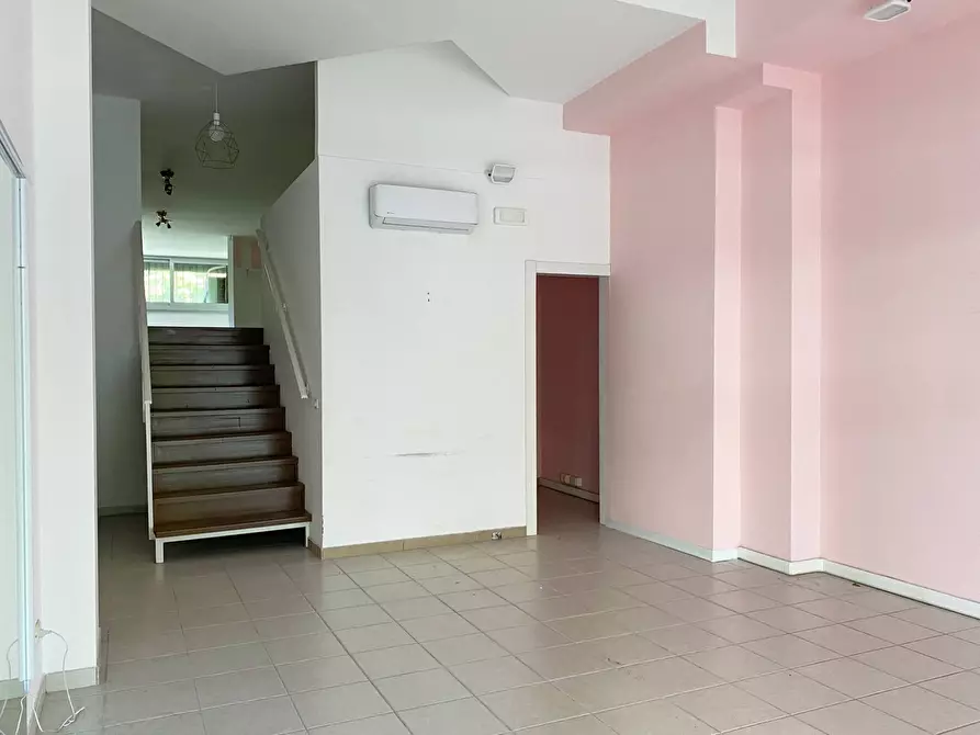Immagine 5 di Locale commerciale in affitto  in Via Gasbarrini a Giulianova