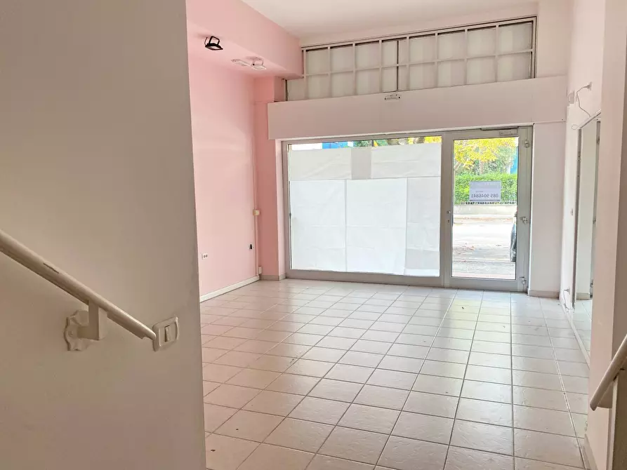 Immagine 7 di Locale commerciale in affitto  in Via Gasbarrini a Giulianova