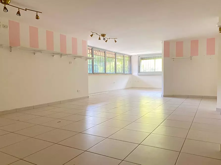 Immagine 9 di Locale commerciale in affitto  in Via Gasbarrini a Giulianova