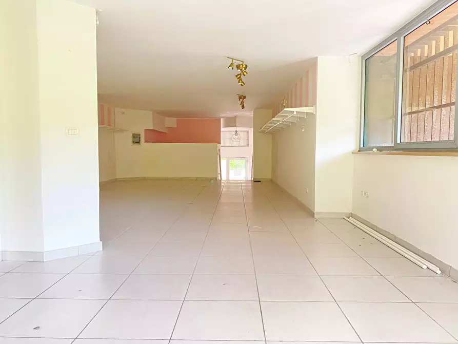 Immagine 12 di Locale commerciale in affitto  in Via Gasbarrini a Giulianova