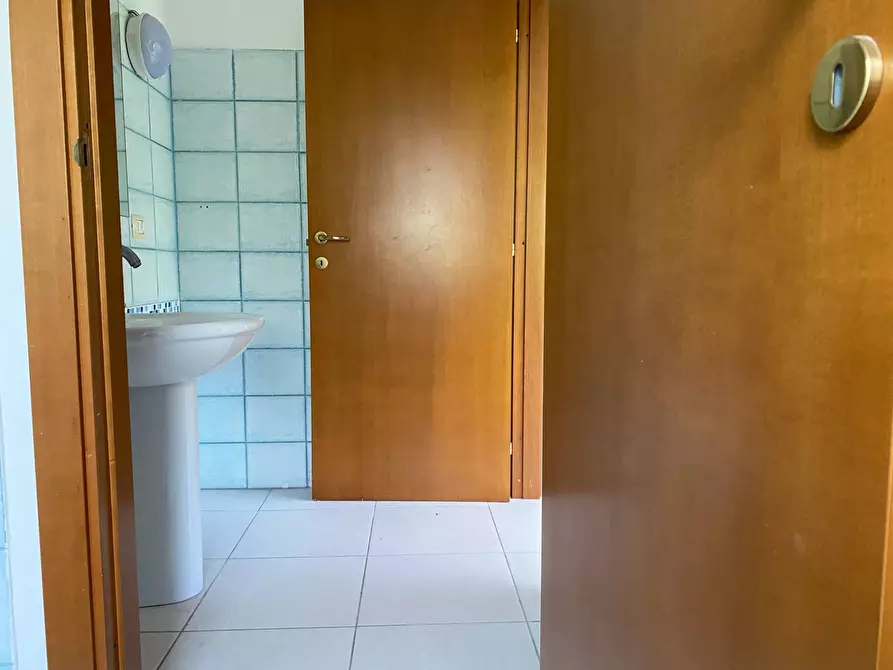 Immagine 15 di Locale commerciale in affitto  in Via Gasbarrini a Giulianova