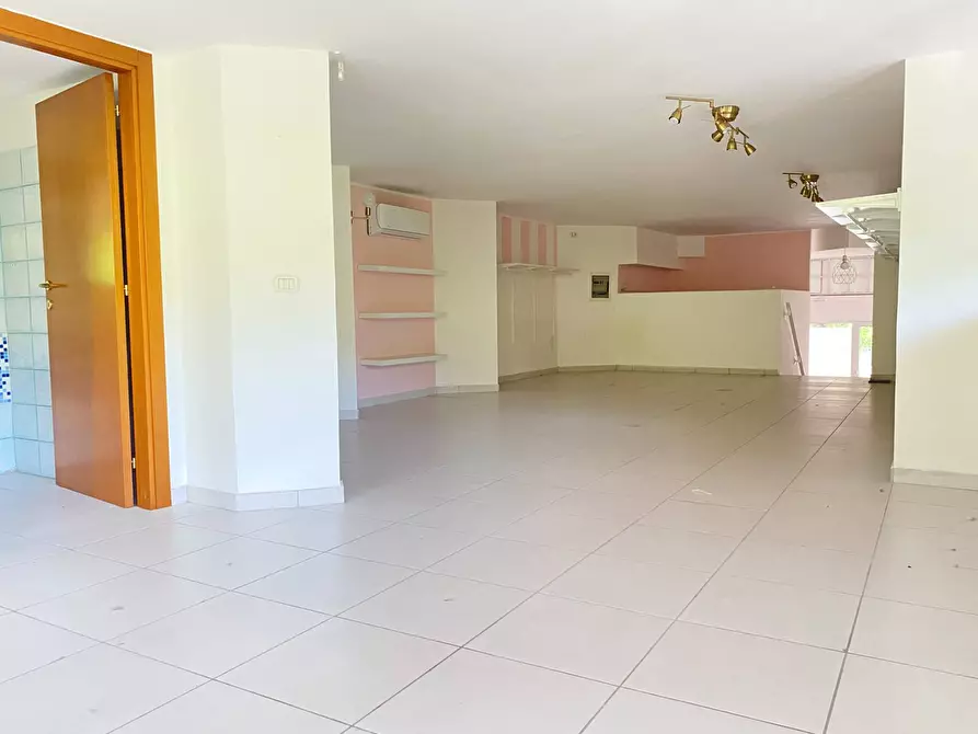 Immagine 13 di Locale commerciale in affitto  in Via Gasbarrini a Giulianova