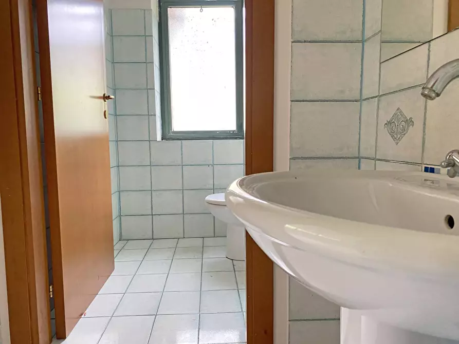 Immagine 16 di Locale commerciale in affitto  in Via Gasbarrini a Giulianova