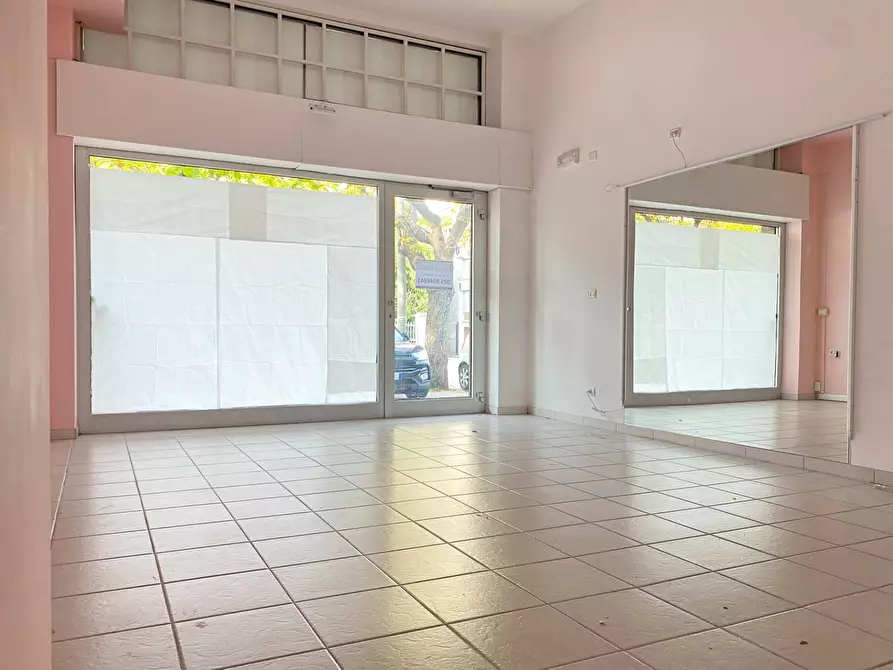 Immagine 2 di Locale commerciale in affitto  in Via Gasbarrini a Giulianova