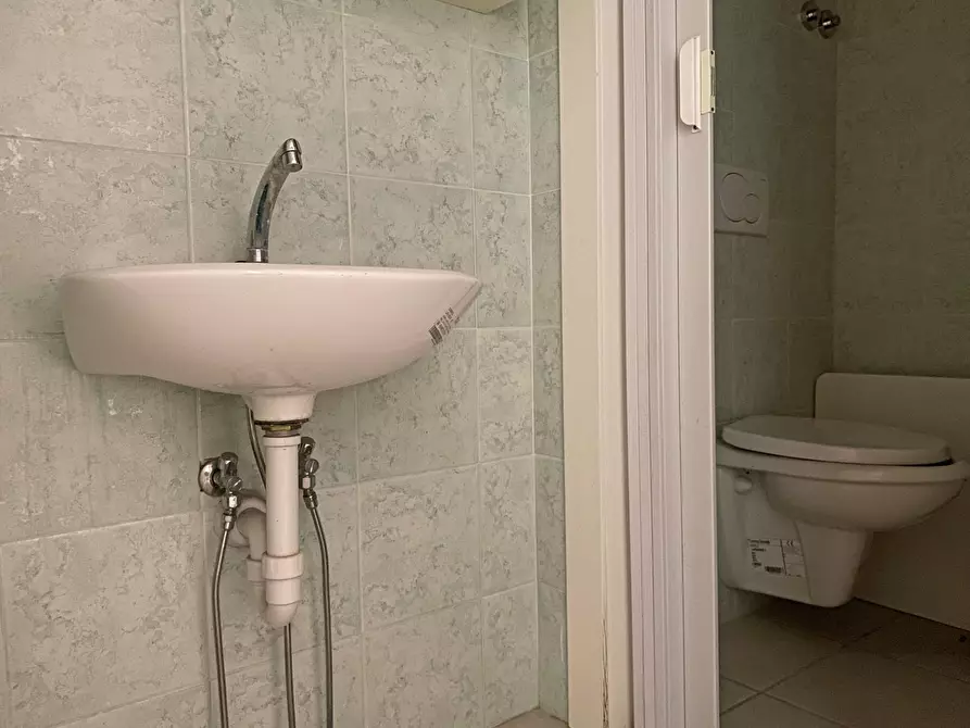 Immagine 4 di Locale commerciale in affitto  in Via Gasbarrini a Giulianova