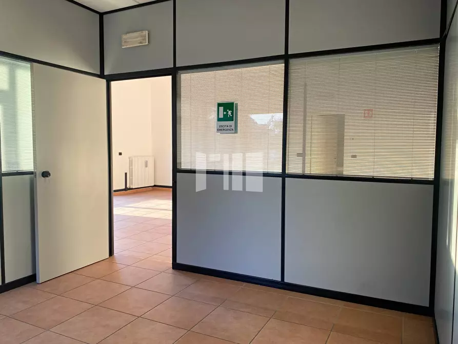 Immagine 11 di Locale commerciale in vendita  in Via Gramsci a Giulianova