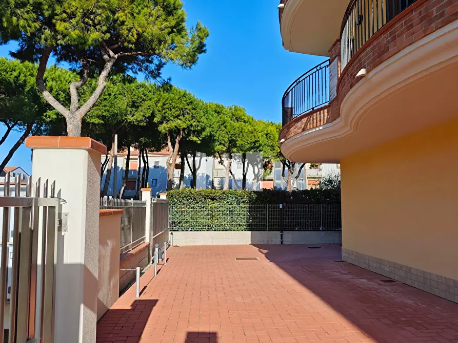 Immagine 26 di Attico in vendita  in Viale dei Pini a Giulianova