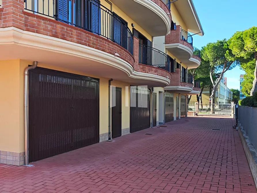 Immagine 30 di Appartamento in vendita  in Viale dei Pini a Giulianova