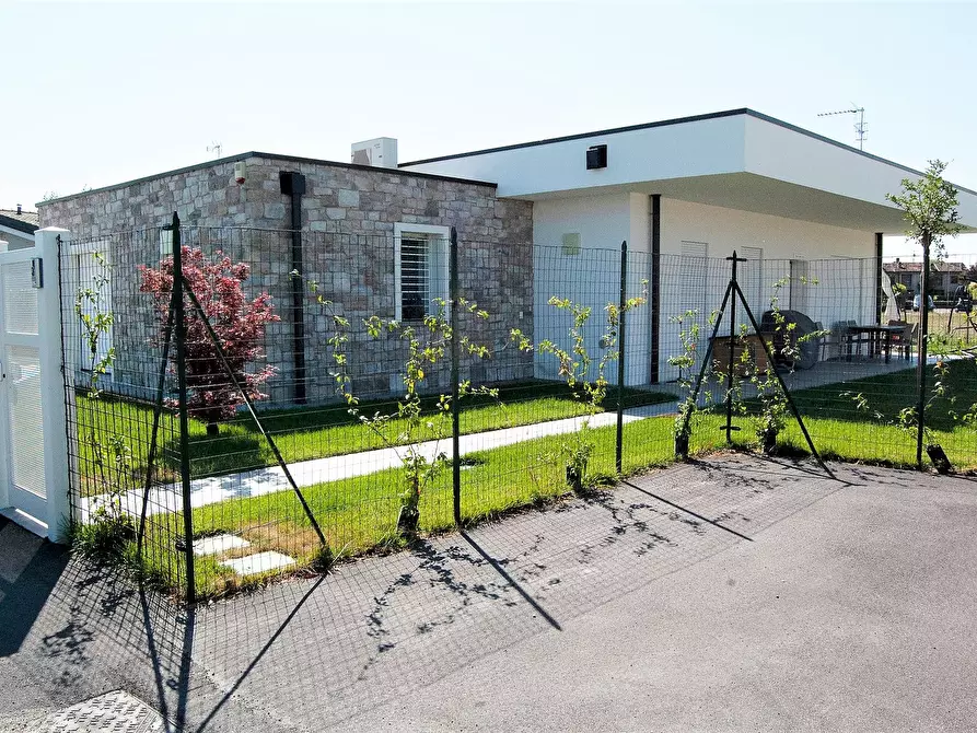 Immagine 14 di Villa in vendita  in Via Lonato a Castiglione Delle Stiviere