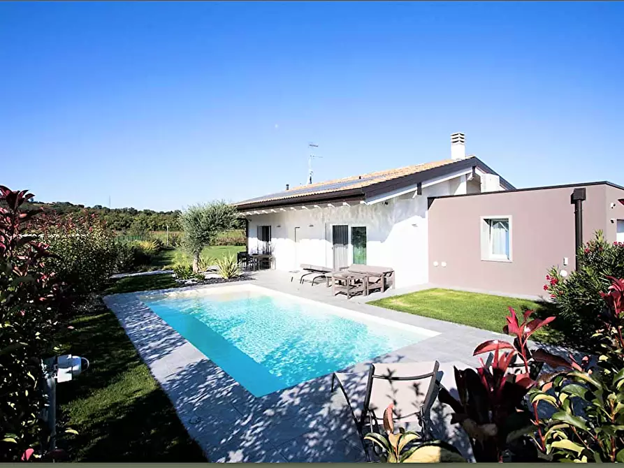 Immagine 1 di Villa in vendita  in Via Lonato a Castiglione Delle Stiviere