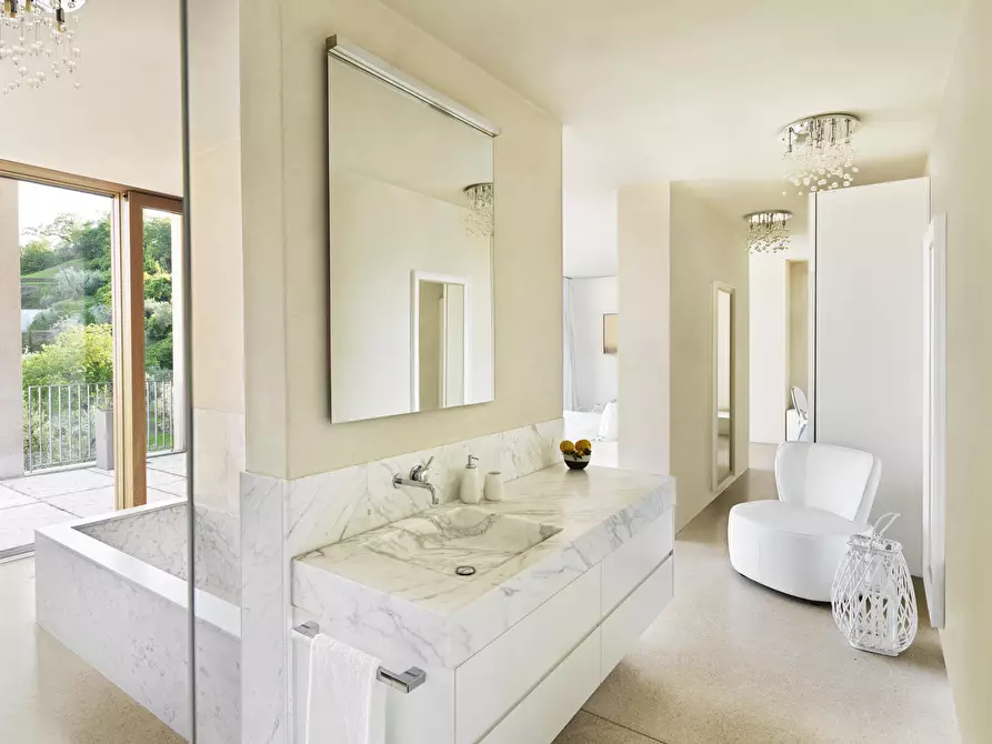 Immagine 10 di Villa in vendita  in via belvedere a Salò