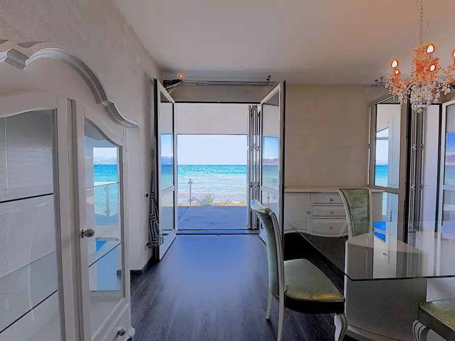 Immagine 11 di Villa in vendita  in via Lungo Lago Cesare Battisti a Desenzano Del Garda