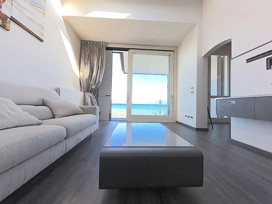 Immagine 7 di Villa in vendita  in via Lungo Lago Cesare Battisti a Desenzano Del Garda