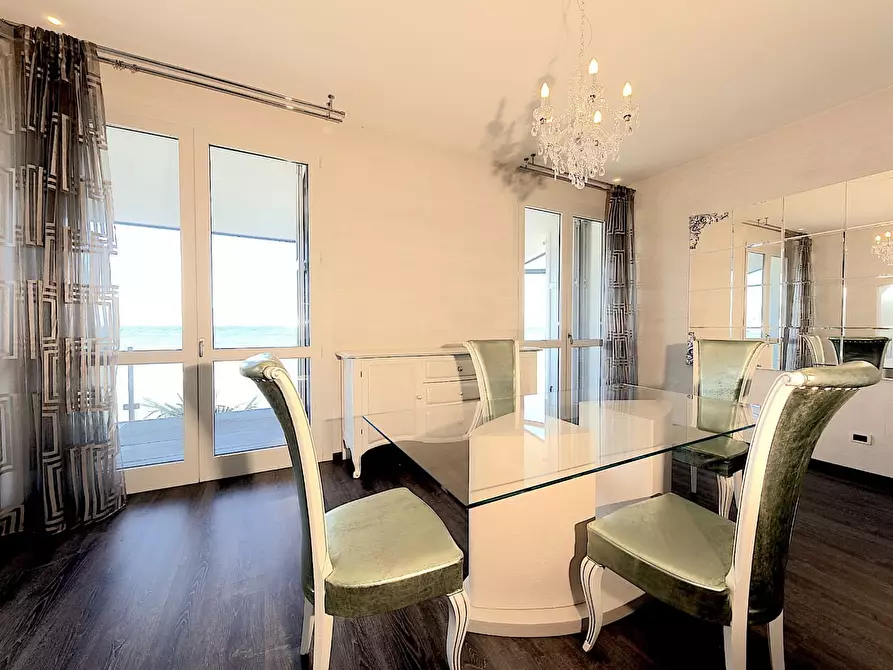 Immagine 9 di Villa in vendita  in via Lungo Lago Cesare Battisti a Desenzano Del Garda