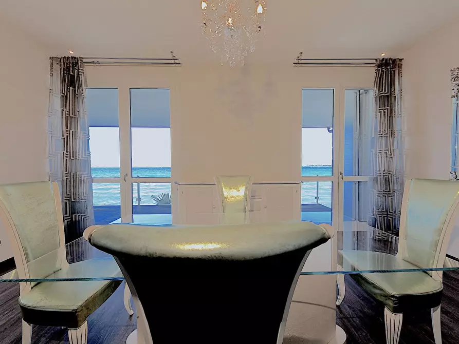 Immagine 12 di Villa in vendita  in via Lungo Lago Cesare Battisti a Desenzano Del Garda