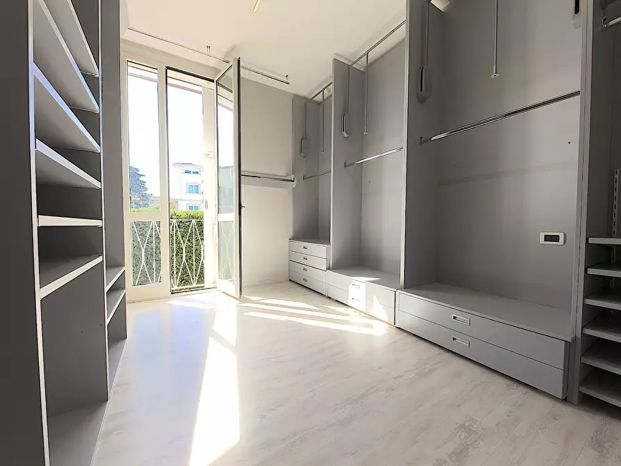 Immagine 16 di Villa in vendita  in via Lungo Lago Cesare Battisti a Desenzano Del Garda