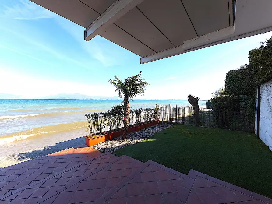 Immagine 19 di Villa in vendita  in via Lungo Lago Cesare Battisti a Desenzano Del Garda