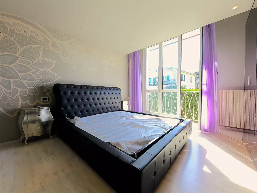 Immagine 15 di Villa in vendita  in via Lungo Lago Cesare Battisti a Desenzano Del Garda