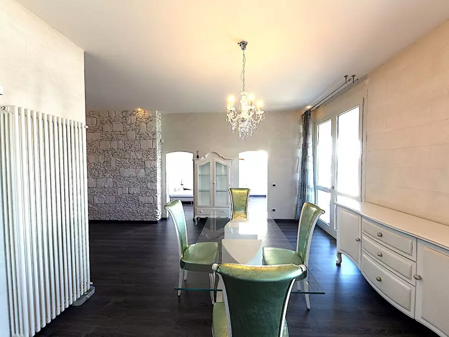 Immagine 13 di Villa in vendita  in via Lungo Lago Cesare Battisti a Desenzano Del Garda