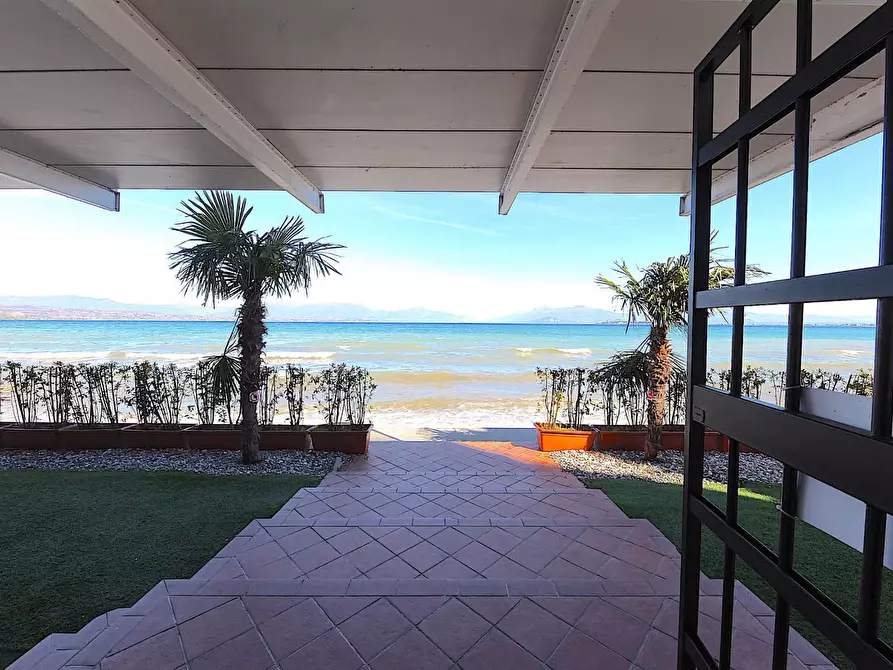 Immagine 3 di Villa in vendita  in via Lungo Lago Cesare Battisti a Desenzano Del Garda